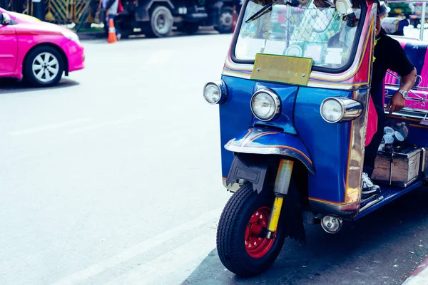 Triciclo sulla strada in Thailandia — Foto Stock