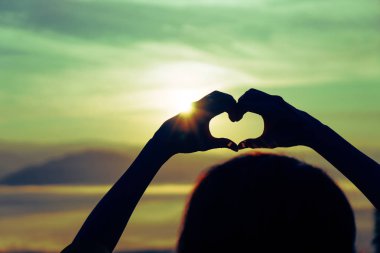 Gökyüzüne el yapımı kalp şeklinde.