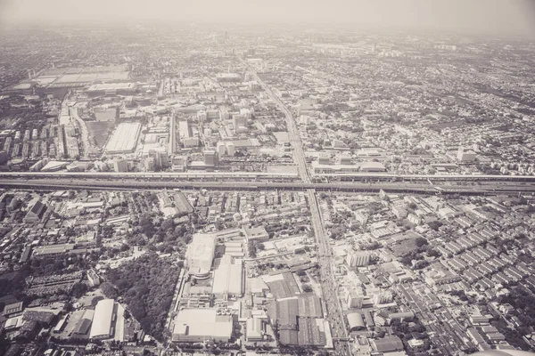 Uma grande vista da cidade no avião . — Fotografia de Stock