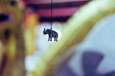 Bir tapınak Tayland asılı fil süsler.