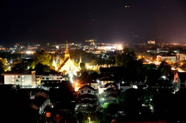 Şehirde, yüksek ışık ile dolu.