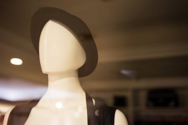 Bir mağazada bir şapka model beyaz kız.