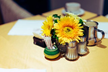 Zarif restoranda yemek masası çıplak koydu.