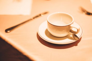 Zarif restoranda yemek masası çıplak koydu.