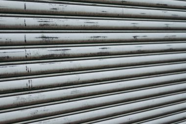 Eski garaj kapı yüzeyleri parıltı.