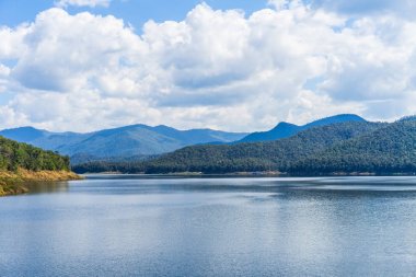 Göl Manzaralı görüntüleri çevreleyen dağlarda alınan.