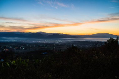 Şehrin yukarısındaki puslu sabah gökyüzü.