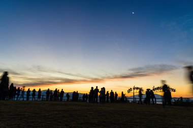 Sabah gökyüzü ve bir sürü insan.