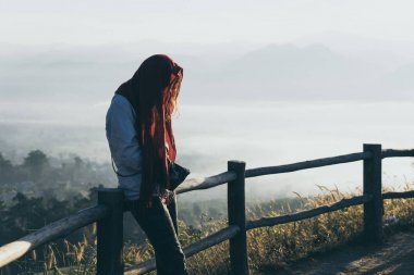 Soğuk sabah tek başına duran kız.