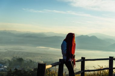 Soğuk sabah tek başına duran kız.