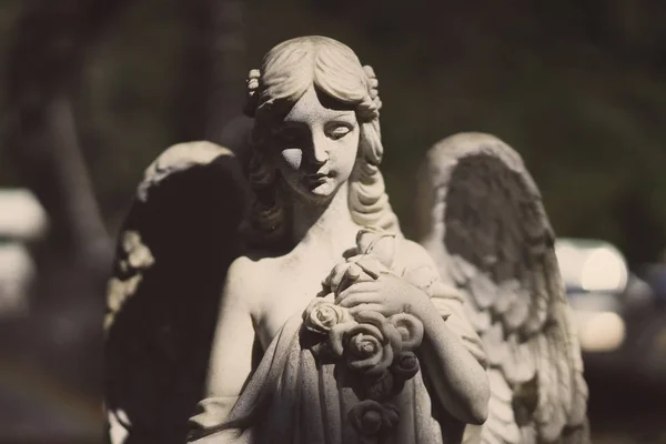 Szabadság-szobor egy angyal szárnyakkal a napsütésben. — Stock Fotó