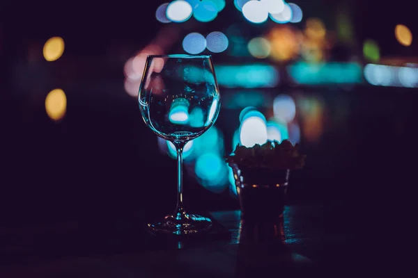 Пустые бокалы для вина на столе на вечеринке . — стоковое фото