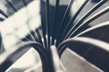 Siyah ve beyaz birkaç siyah küre tüplerde.