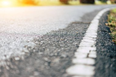 Yağmur sonra yolda beyaz çizgiler