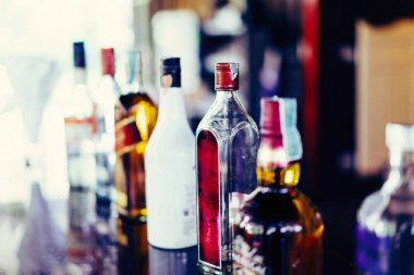 Şarap ve şarap şişeleri lavaboya yerleştirilir.