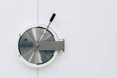 Beyaz bir arka plan üzerinde gümüş metalden yapılmış Kasalar.