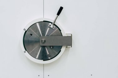 Beyaz bir arka plan üzerinde gümüş metalden yapılmış Kasalar.