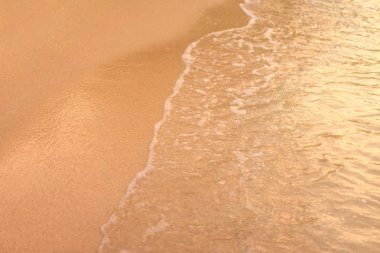 Temiz plajlar ve deniz dalgaları güneşin.