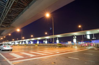 Sessiz, huzurlu bir gece havaalanında.