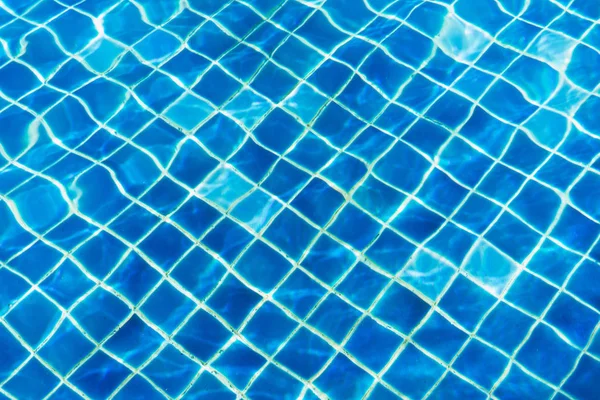 Das blaue Wasser im Pool ist sauber. — Stockfoto
