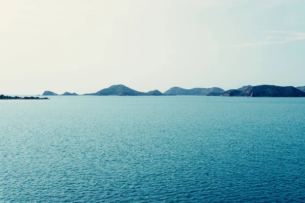 Friedliches blaues Meer und Berge — Stockfoto