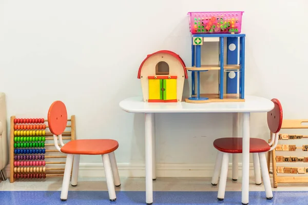 Brinquedos de madeira coloridos na sala de aula . — Fotografia de Stock