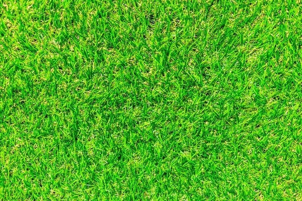 Zelený umělý travnatý povrch na fotbalovém hřišti. — Stock fotografie