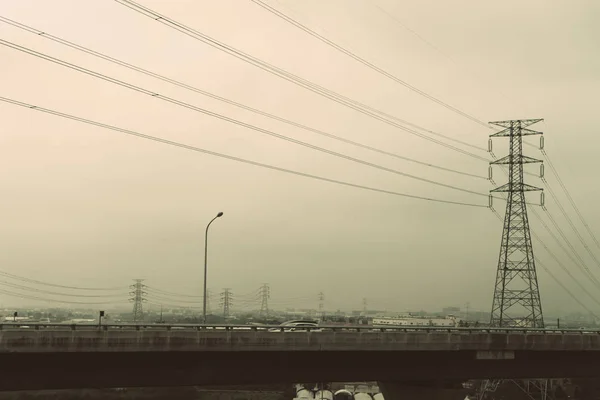 เสาพลังงานสูงในเมืองใหญ่บนท้องฟ้า . — ภาพถ่ายสต็อก
