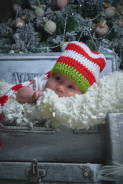 De giften van de baby, het nieuwe jaar, van Kerstmis, de kerstboom. — Stockfoto