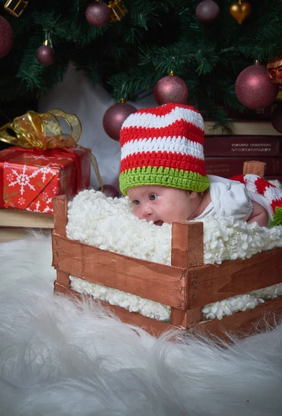 Weihnachtsbaby, das neue Jahr, Geschenke, der Weihnachtsbaum. — Stockfoto