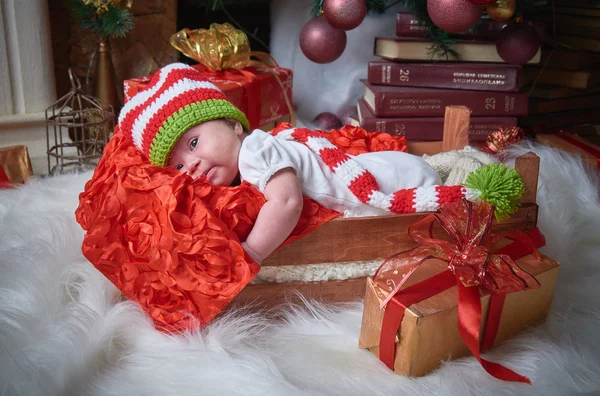 Weihnachtsbaby, das neue Jahr, Geschenke, der Weihnachtsbaum. — Stockfoto