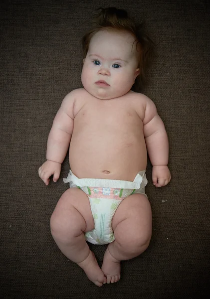Fralda de bebê em um fundo marrom . — Fotografia de Stock