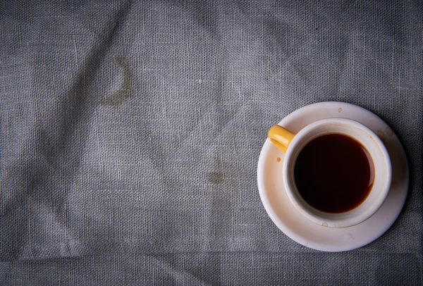 Filiżankę kawy na szarym tle. — Zdjęcie stockowe