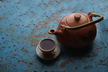 Çay partisi. Çaydanlık, mavi bir arka plan üzerinde cup.