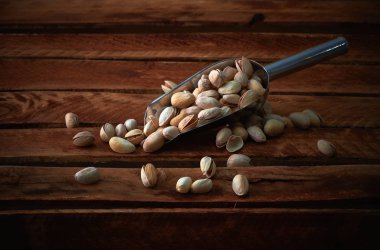 Karanlık bir arka plan bir vurgunun içinde fıstık. Gıda arka plan, üstten görünüm