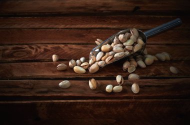 Karanlık bir arka plan bir vurgunun içinde fıstık. Gıda arka plan, üstten görünüm