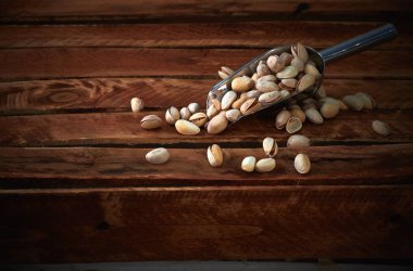 Karanlık bir arka plan bir vurgunun içinde fıstık. Gıda arka plan, üstten görünüm