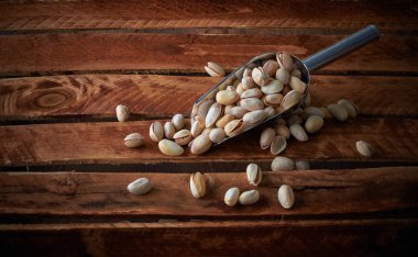 Karanlık bir arka plan bir vurgunun içinde fıstık. Gıda arka plan, üstten görünüm