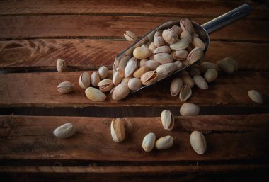 Karanlık bir arka plan bir vurgunun içinde fıstık. Gıda arka plan, üstten görünüm