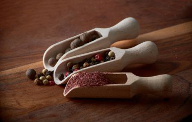 Çeşitli baharatlar ve otlar ahşap arka plan üzerinde. Metin için boş alan.