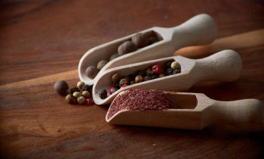 Çeşitli baharatlar ve otlar ahşap arka plan üzerinde. Metin için boş alan.