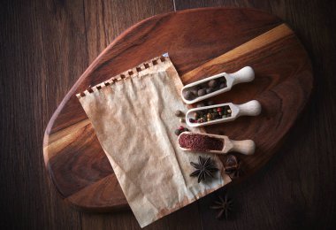 Çeşitli baharatlar ve otlar ahşap arka plan üzerinde. Metin için boş alan.