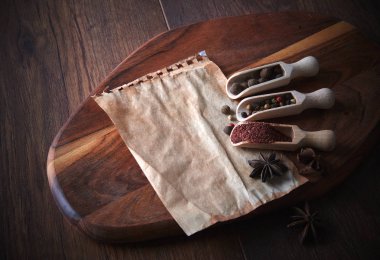 Çeşitli baharatlar ve otlar ahşap arka plan üzerinde. Metin için boş alan.