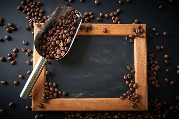 Szemes kávé, egy gombóc a fekete háttér. Rengeteg helyet másolása — Stock Fotó