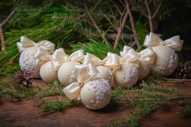 Parlak Noel topları ahşap arka plan üzerinde