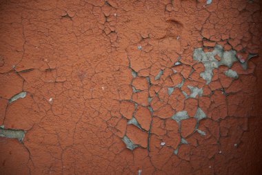 Doku. Arka plan. Duvar eski, kahverengi boya kırık. Gri çatlaklar.