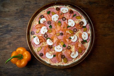 Pizza ve bu farklı maddeler. Koyu arka plan. Yukarıdan görüntülemek.