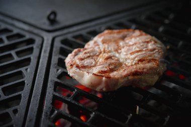 Karanlık bir arka plan üzerinde ızgara domuz eti biftek.
