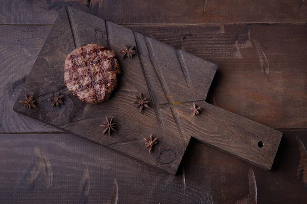 Стейк гриль, пищевой фон, деревянный фон . — стоковое фото