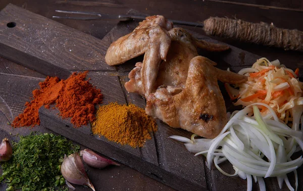 Tavuk kanadı ızgara gıda arka plan, ahşap arka plan.